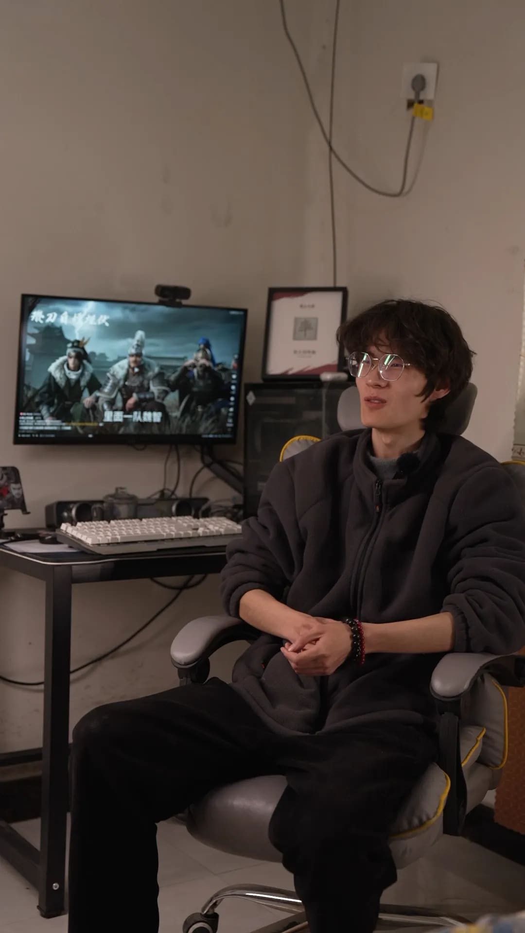 一人公司月入过万！河北大学生巧用游戏素材 + AI 制作短视频解决就业