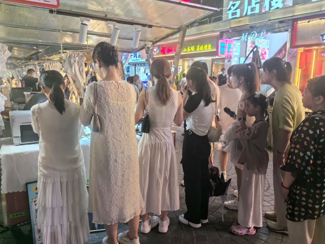 摆摊4小时，狂赚1000+！低成本在武林夜市AI摆摊，比想象更火爆！